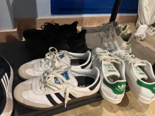 Zapatillas Adidas Negras y Blancas 39 1/3