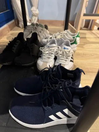 Zapatillas Adidas Negras y Blancas 39 1/3