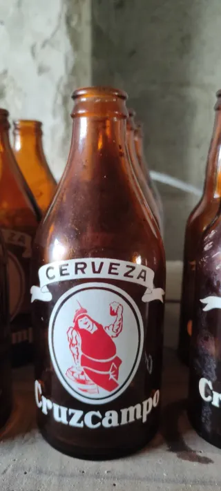 Botellas antiguas de gaseosa y cerveza