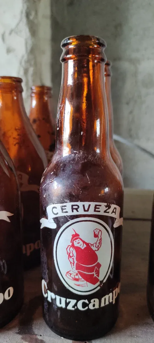 Botellas antiguas de gaseosa y cerveza