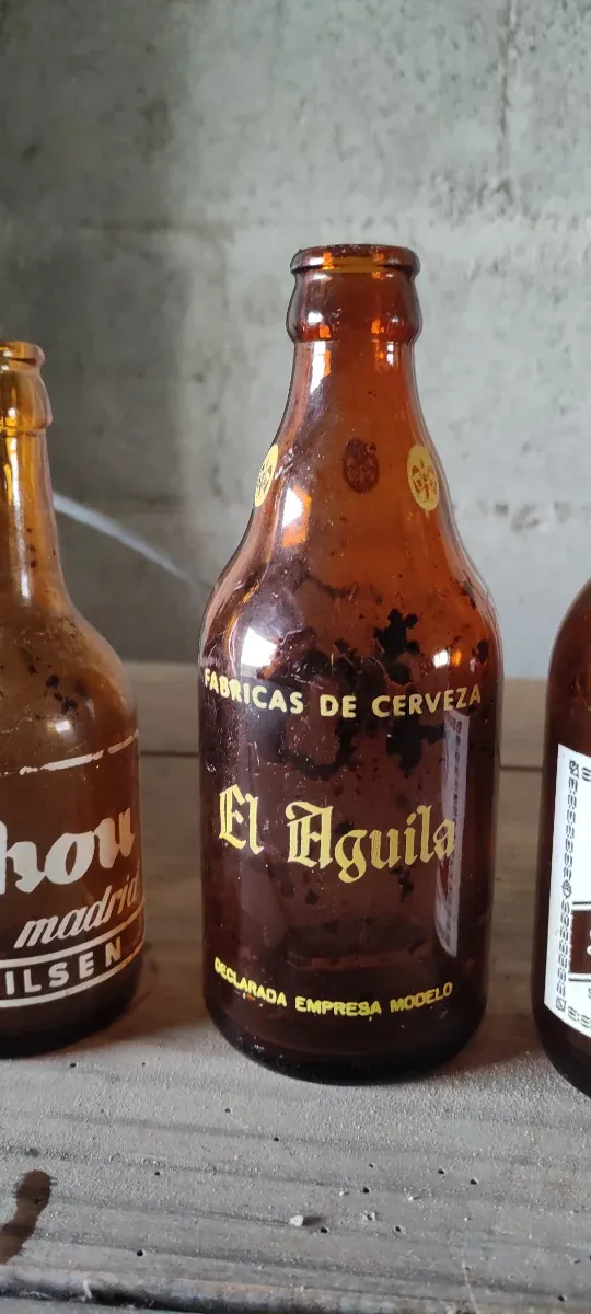 Botellas antiguas de gaseosa y cerveza