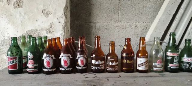 Botellas antiguas de gaseosa y cerveza