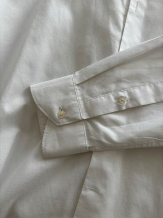 Camisa emidio tucci y otra de pedro del hierro