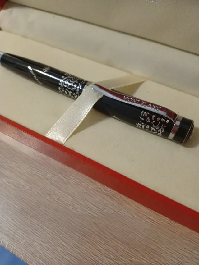 Bolígrafo Montblanc Negro con Detalles Plateados