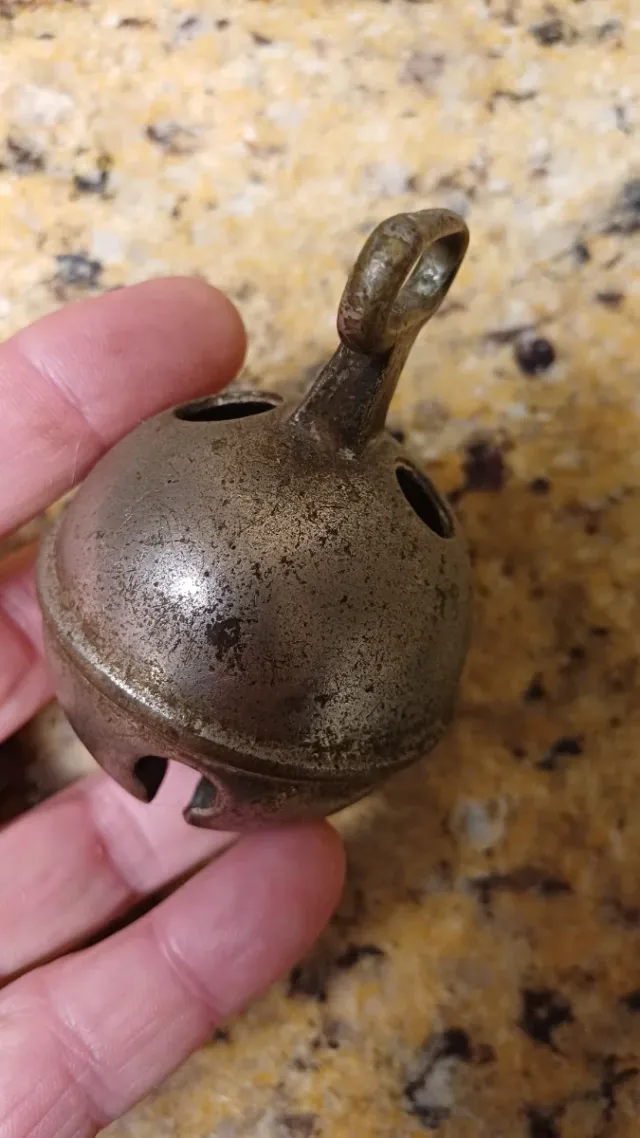 Cascabel grande de metal