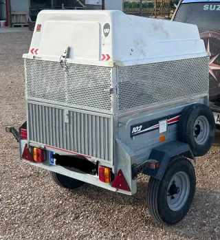 Remolque cerrado con rueda de repuesto