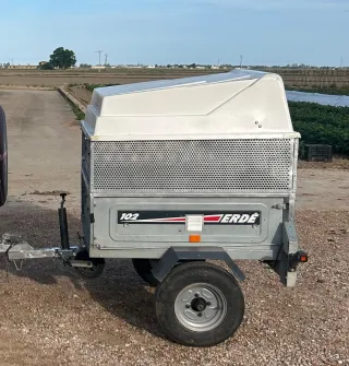 Remolque cerrado con rueda de repuesto