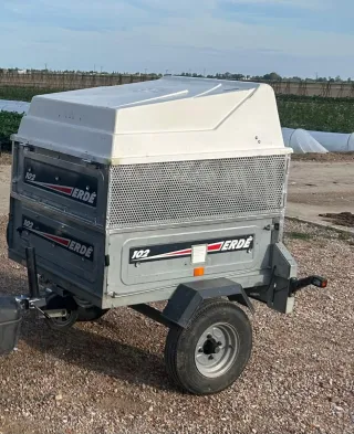 Remolque cerrado con rueda de repuesto