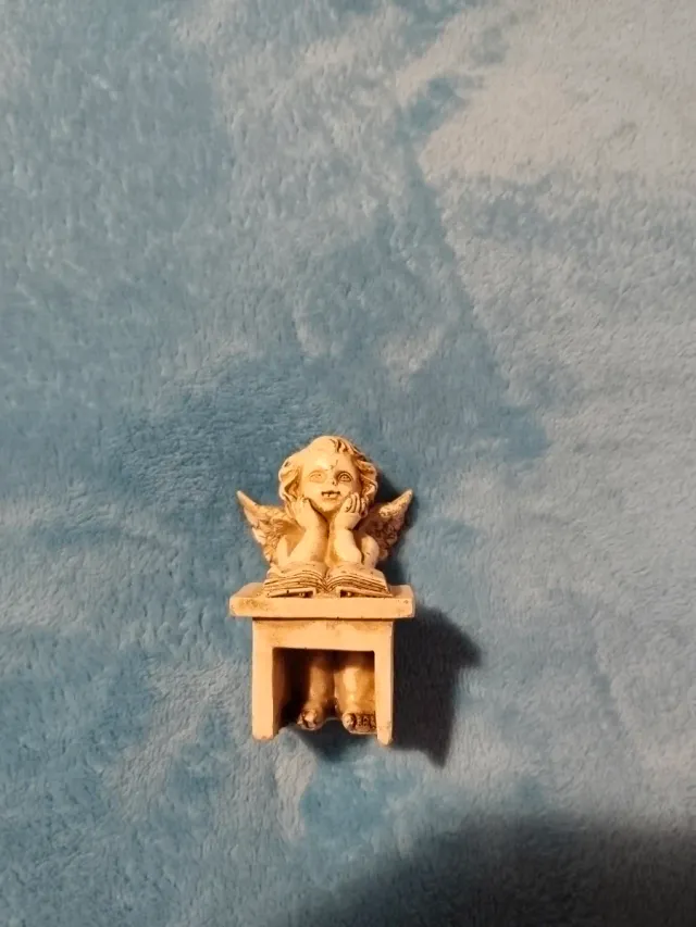 Angelito estudiando acrílico beige