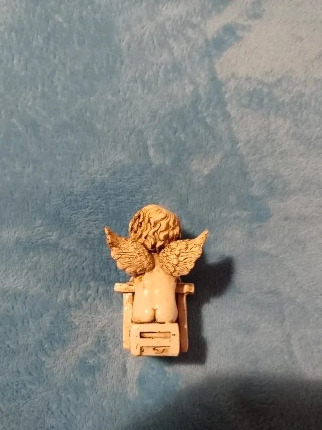 Angelito estudiando acrílico beige