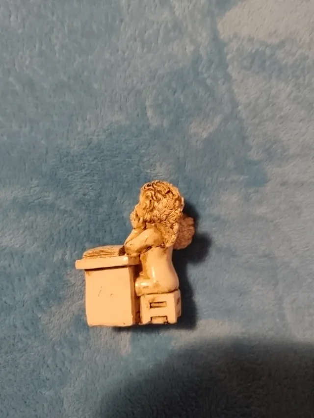 Angelito estudiando acrílico beige