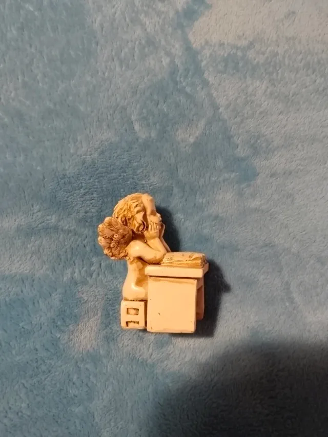 Angelito estudiando acrílico beige