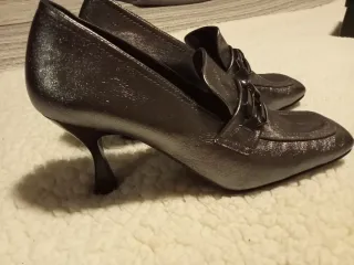 Zapatos de piel de tacón en color gris, número 40