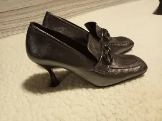 Zapatos de piel de tacón en color gris, número 40