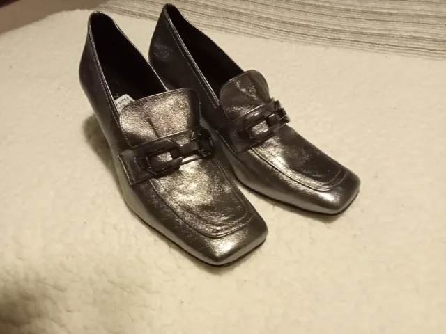 Zapatos de piel de tacón en color gris, número 40