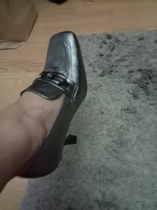 Zapatos de piel de tacón en color gris, número 40