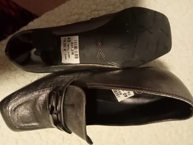 Zapatos de piel de tacón en color gris, número 40