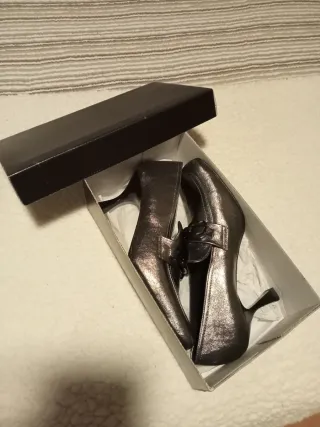 Zapatos de piel de tacón en color gris, número 40