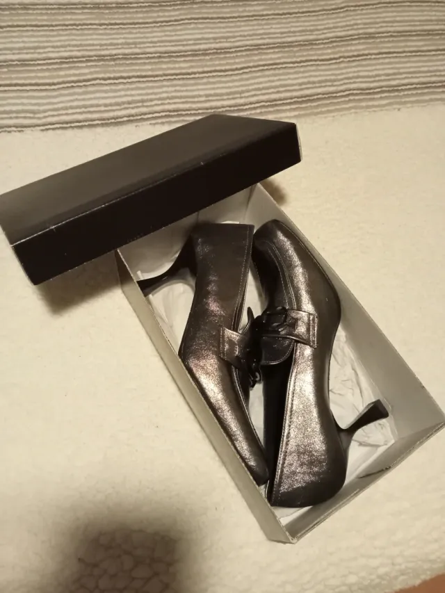 Zapatos de piel de tacón en color gris, número 40