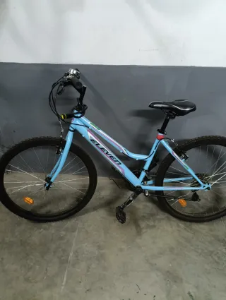 Bicicleta azul y blanca