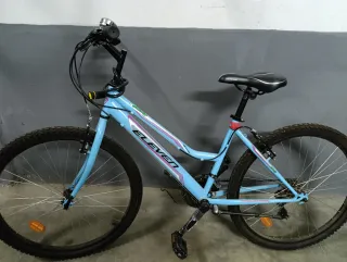 Bicicleta azul y blanca