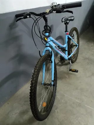 Bicicleta azul y blanca