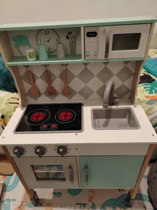 Cocina de madera. Menaje y alimentos de regalo