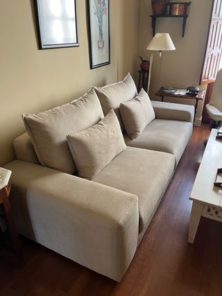 Sofá de tela beige muy cómodo