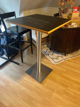 Tavolo alto da bar e 3 sgabelli