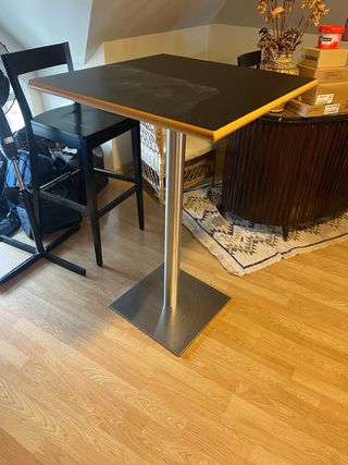 Tavolo alto da bar e 3 sgabelli