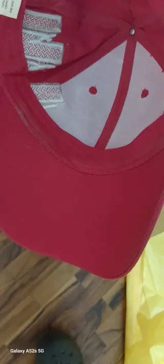 Berretto rosa con scritte rosse