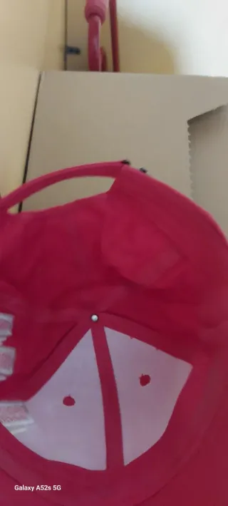 Berretto rosa con scritte rosse