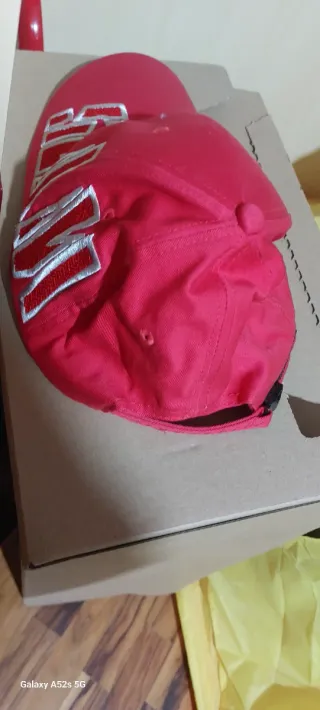 Berretto rosa con scritte rosse