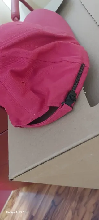 Berretto rosa con scritte rosse