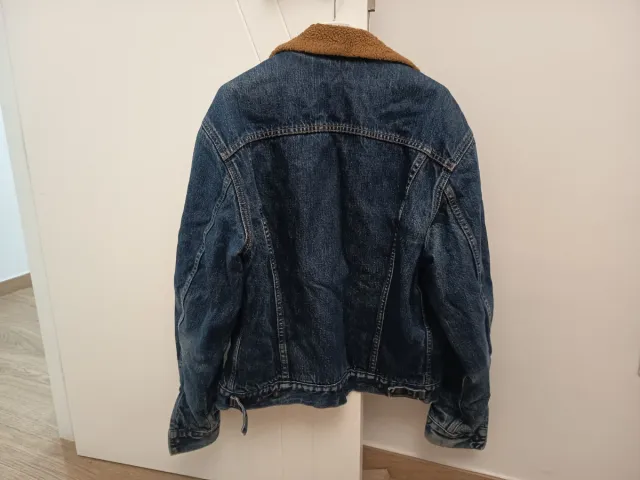 Chaqueta Levi's borrego azul y marrón