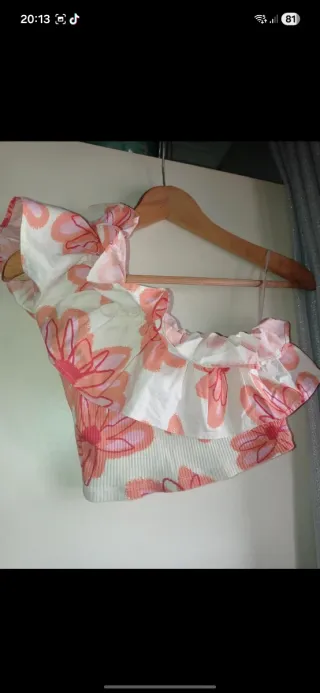 Top sem ombro floral rosa e branco