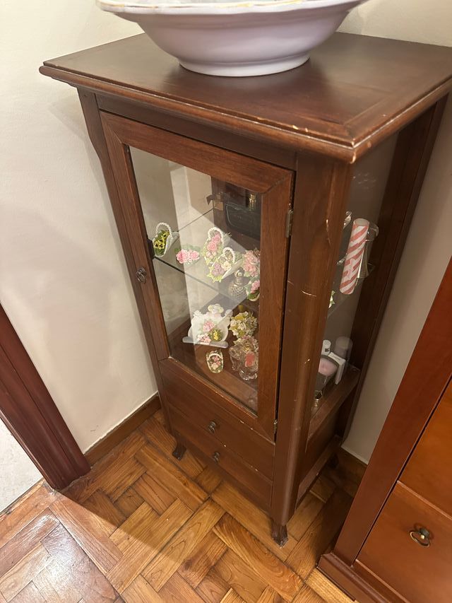 Vitrina de madera con cajones y cristal
