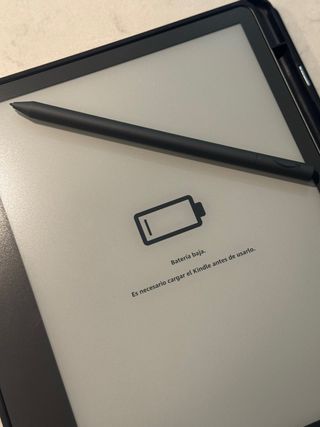 Kindle Scribe 16GB con custodia e pennino ottico.