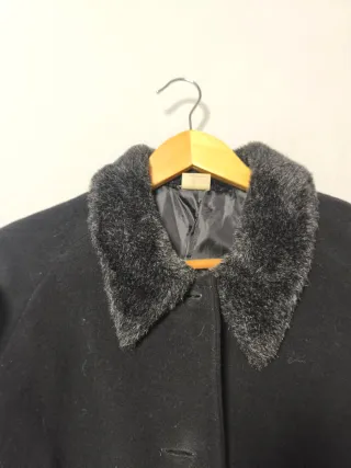 Abrigo señora negro con cuello de pelo