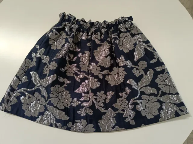 Falda Zara azul con flores plateadas