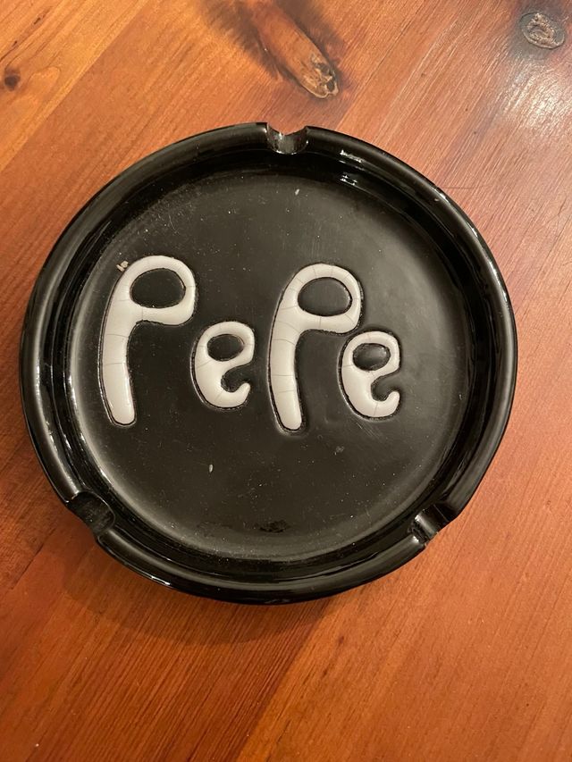 Cenicero negro con letras Pepe