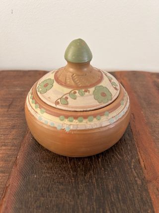 Adorno de barro con tapa