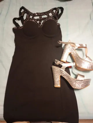 Vestido negro con tacones plateados