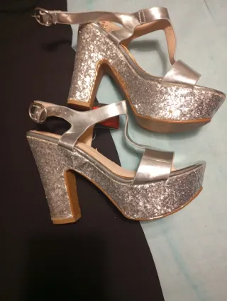 Vestido negro con tacones plateados