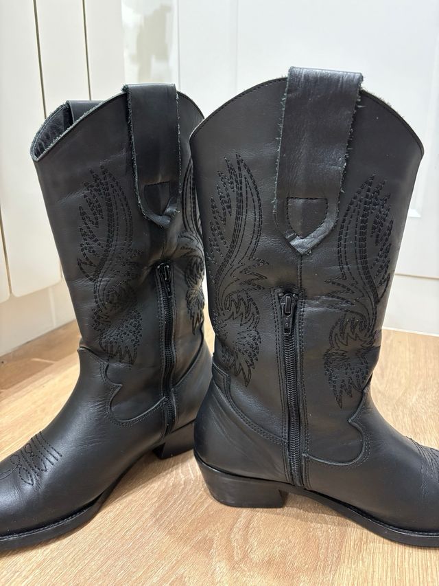 Botas cowboy negras con bordado