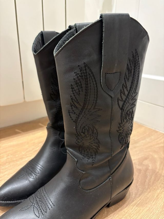 Botas cowboy negras con bordado