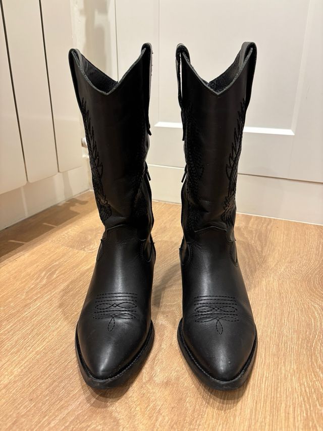 Botas cowboy negras con bordado