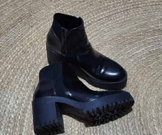 Botín Zara negro tacón track