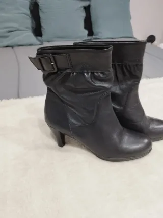 Botines de piel negros con hebilla