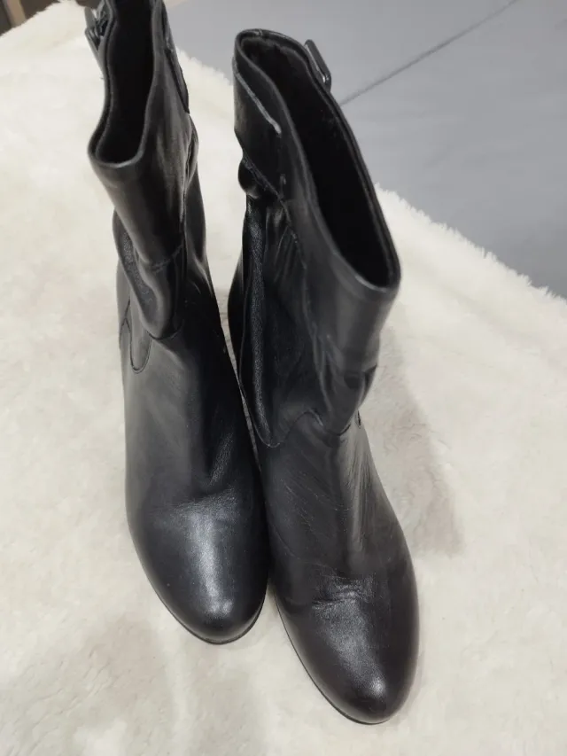 Botines de piel negros con hebilla